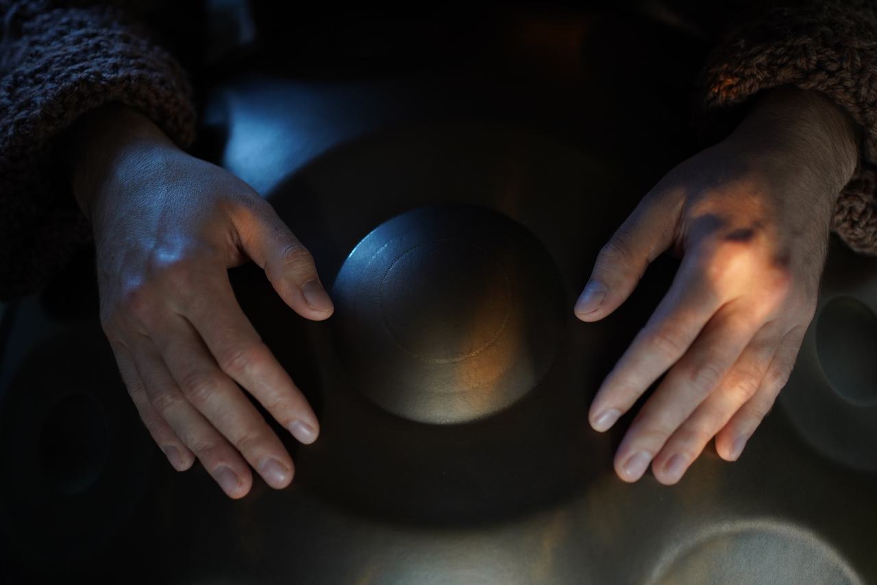 Handpan-Spielerin – Nahaufnahme beim Spiel