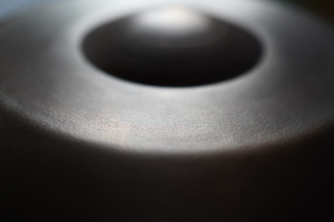 Primer plano del handpan – apertura central y campos de tono
