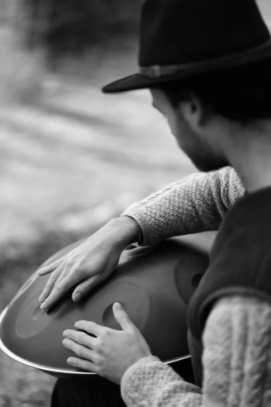 Hände auf der Handpan – Schwarz-Weiß Spielszene