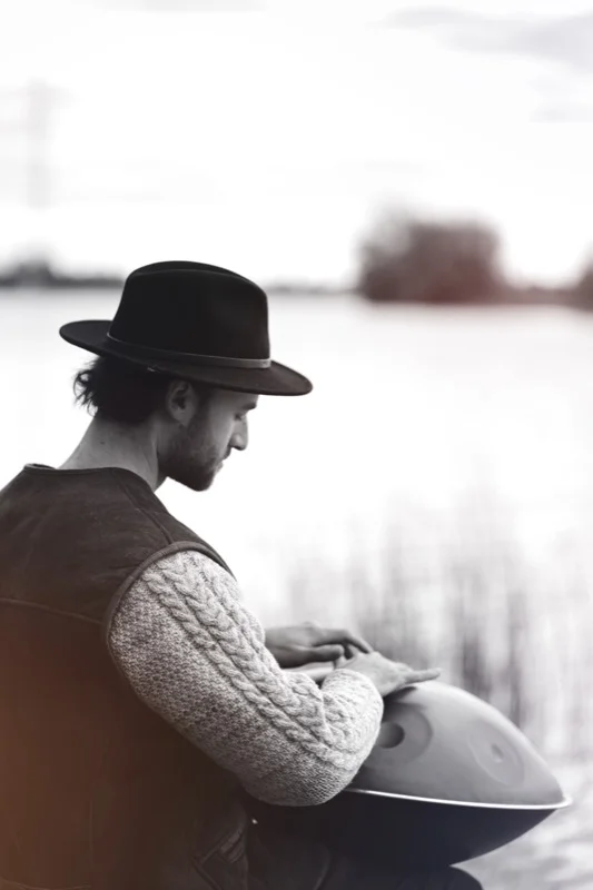 Nils mit Handpan